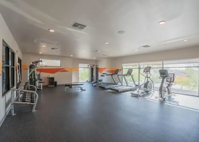 Apartment Chic 2bd Pool Gym Parking Wd Sleeps8 *