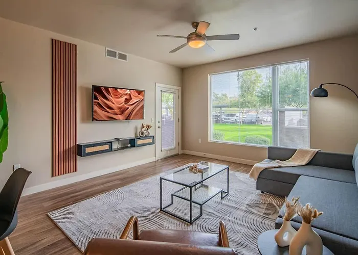 Chic 2bd Pool Gym Parking Wd Sleeps8 *