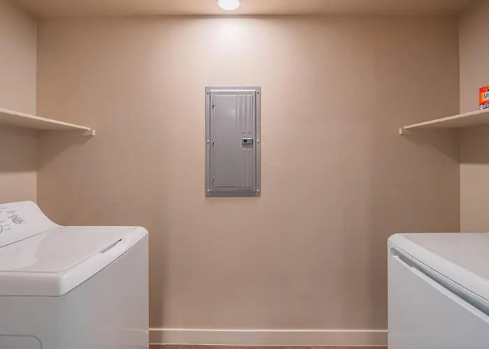Apartment Chic 2bd Pool Gym Parking Wd Sleeps8 *
