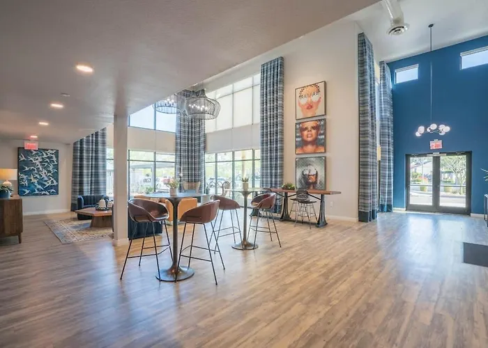 Chic 2bd Pool Gym Parking Wd Sleeps8 Apartment *
