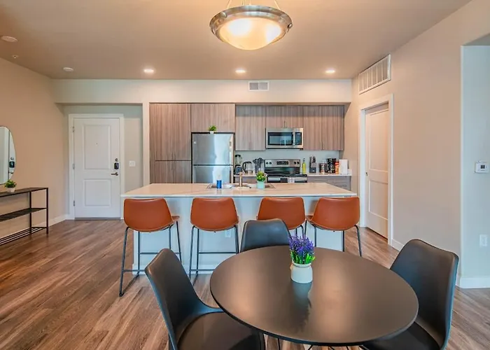Chic 2bd Pool Gym Parking Wd Sleeps8 Apartment *