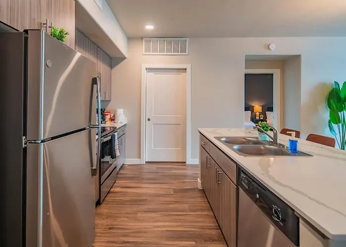 Apartment Chic 2bd Pool Gym Parking Wd Sleeps8 *