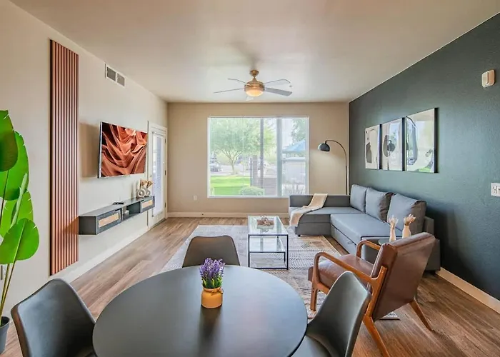 Chic 2bd Pool Gym Parking Wd Sleeps8 *
