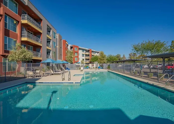 Chic 2bd Pool Gym Parking Wd Sleeps8 Apartment